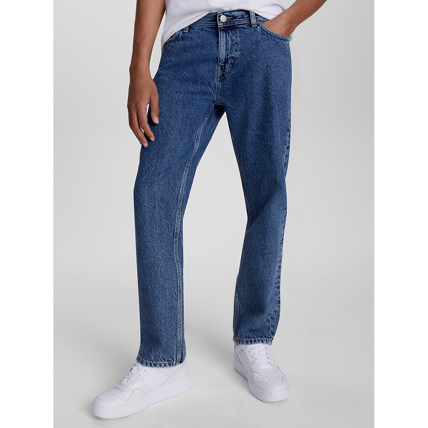 TOMMY HILFIGER Relaxed Straight Fit Medium Wash Jean