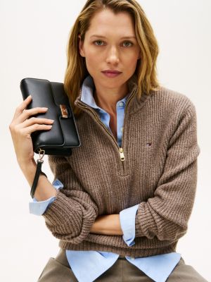 Женские сумки Tommy Hilfiger Monogram Clasp Pebbled Flap Clutch — фото 2