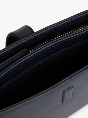 Женские сумки Tommy Hilfiger Polished Monogram Chain Crossbody Bag — фото 4