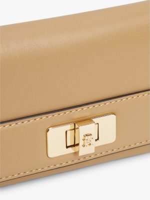 Женские кошельки Tommy Hilfiger Monogram Turnlock Trifold Wallet — фото 4