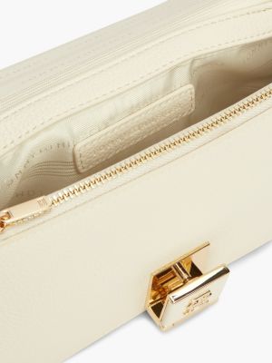 Женская сумка Tommy Hilfiger Monogram Clasp Chain Strap Crossbody, цвет: Мягкий кремовый — фото 4