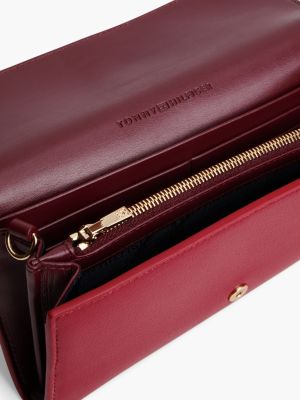 Женский кошелёк Tommy Hilfiger Buckle Monogram Chain Strap Wallet, цвет: Красный — фото 4