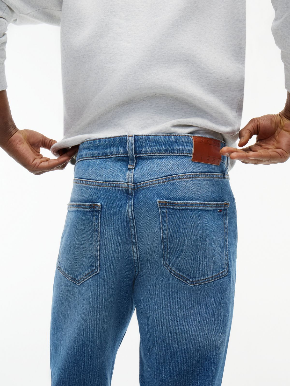 Tommy Jeans Loose Jean — Medium Wash Denim