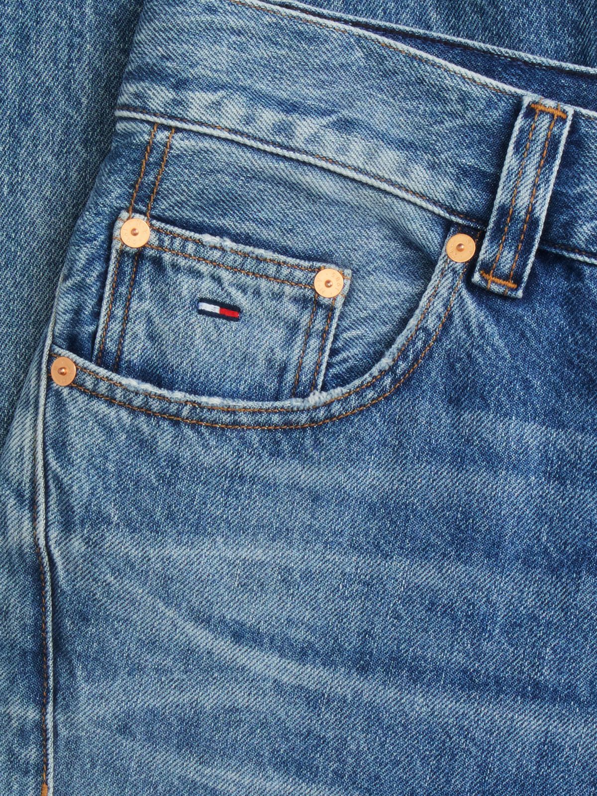 Tommy Jeans Lightweight Barrel Jean — Medium Wash