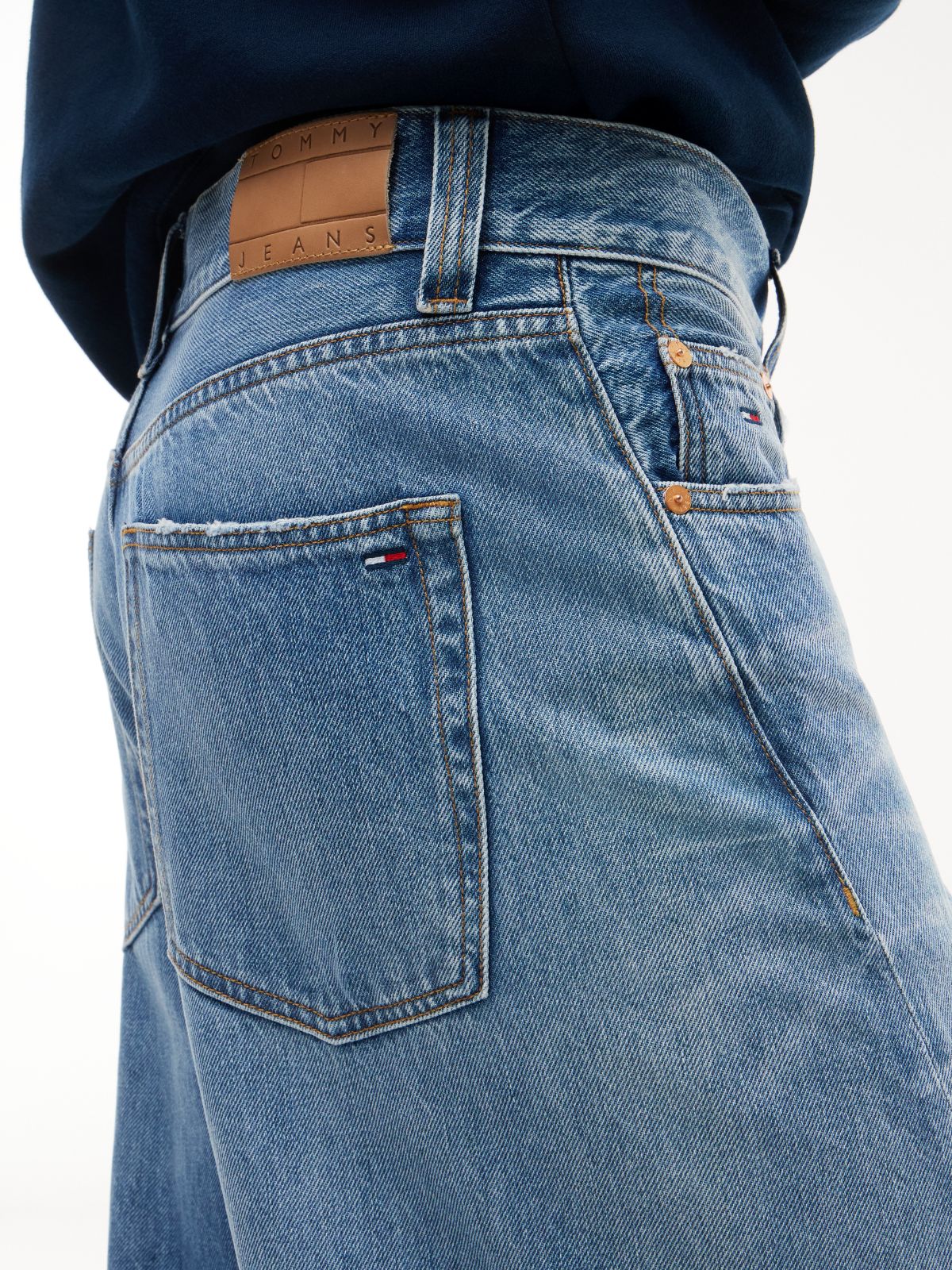 Tommy Jeans Lightweight Barrel Jean — Medium Wash
