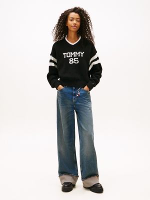 Женские джинсы Tommy Hilfiger Tommy Jeans 85 Varsity V-Neck Sweater — фото 3