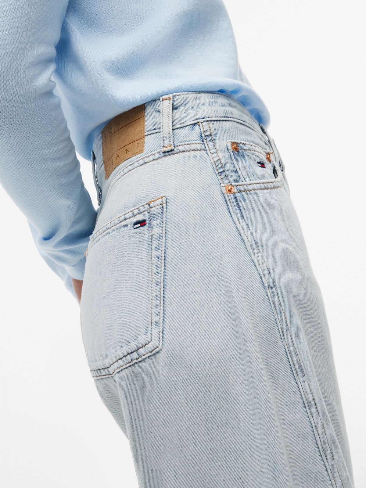 Tommy Jeans Distressed Barrel Jean — Denim Light