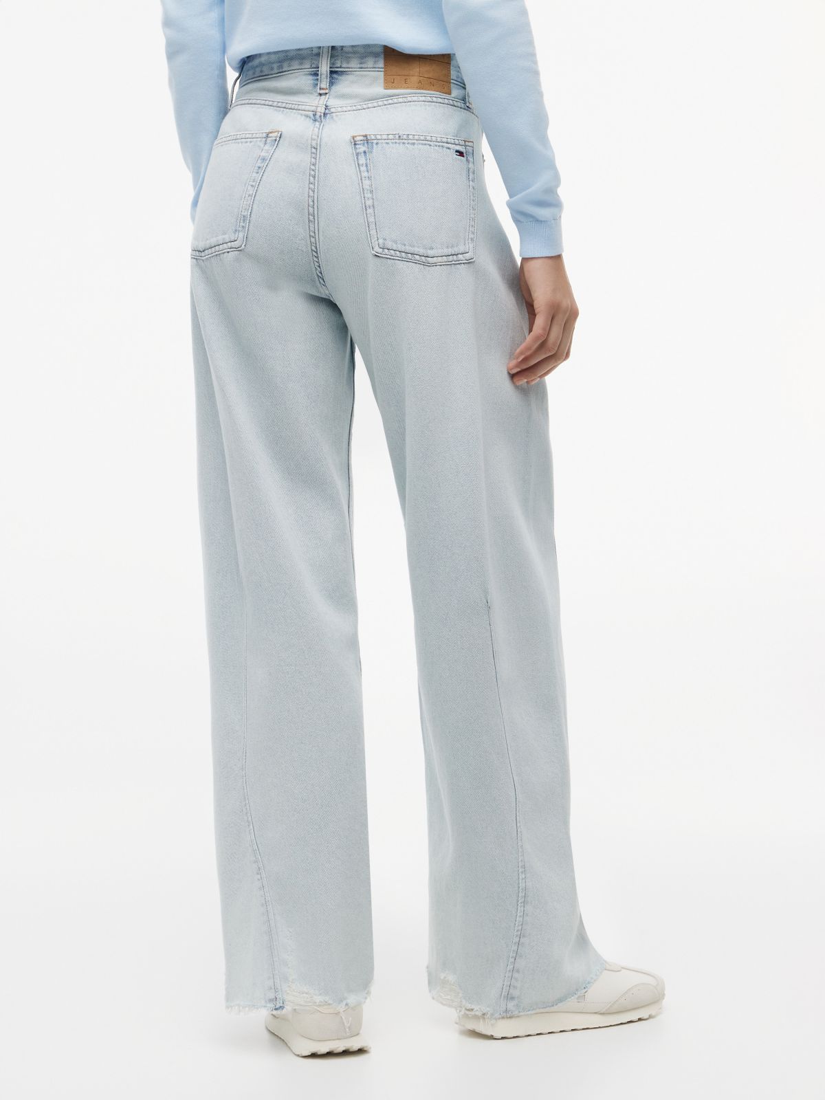 Tommy Jeans Distressed Barrel Jean — Denim Light