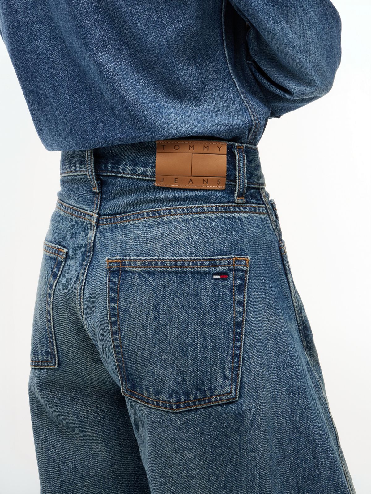 Tommy Jeans Barrel Jean — Denim Dark
