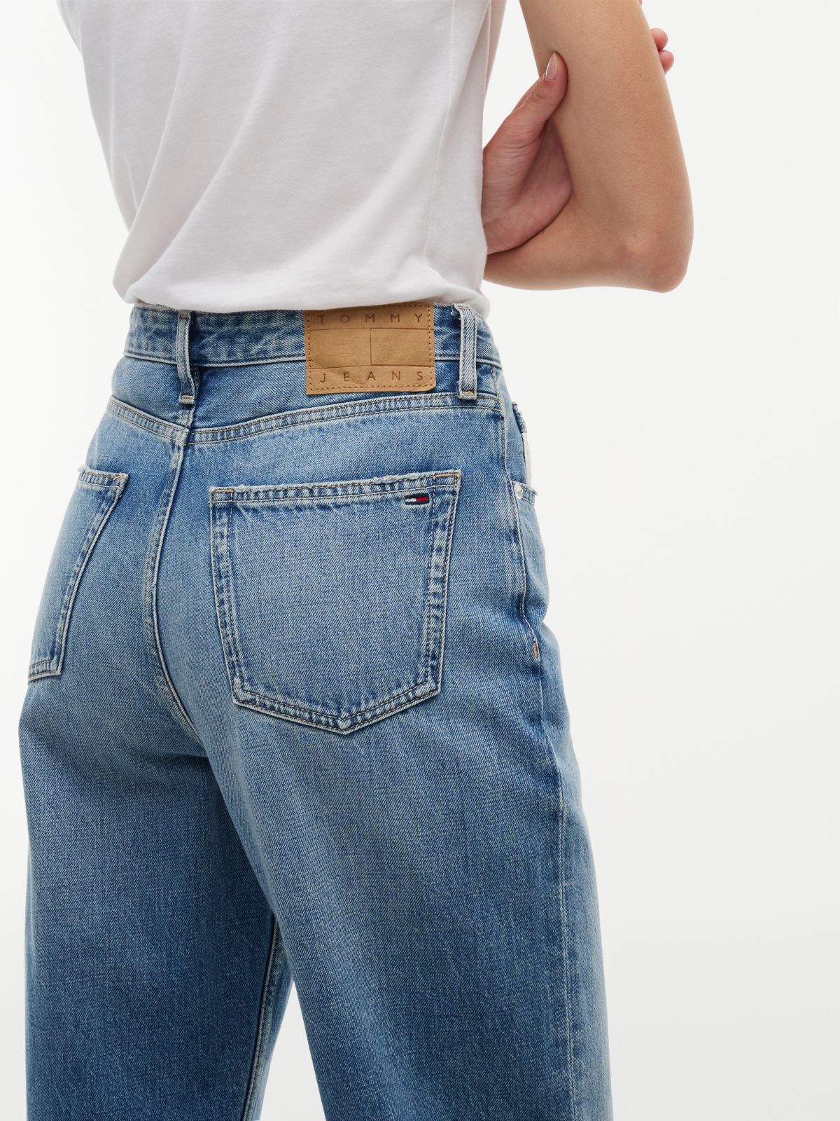 Tommy Jeans High-Rise Tapered Jean — Denim Medium