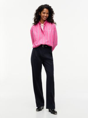 Женская рубашка Tommy Hilfiger Tommy Jeans Bubble-Hem Cropped Shirt, цвет: Яркий розовый / Полосатый — фото 2