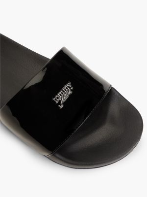 Женские джинсы Tommy Hilfiger Tommy Jeans Patent Pool Slide, цвет: Чёрный — фото 6