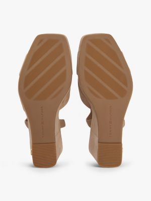 Женские сандалии Tommy Hilfiger Crossed-Strap Suede Wedge Sandal, цвет: Песочный холщовый — фото 5