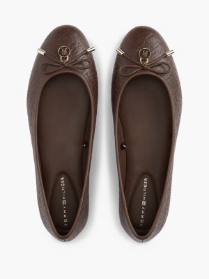 Женские балетки Tommy Hilfiger Monogram-Debossed Leather Ballet Flat, цвет: Какао — фото 3
