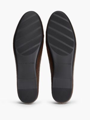 Женские балетки Tommy Hilfiger Monogram-Debossed Leather Ballet Flat, цвет: Какао — фото 5