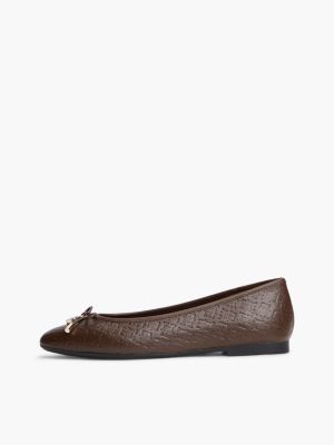 Женские балетки Tommy Hilfiger Monogram-Debossed Leather Ballet Flat, цвет: Какао — фото 7
