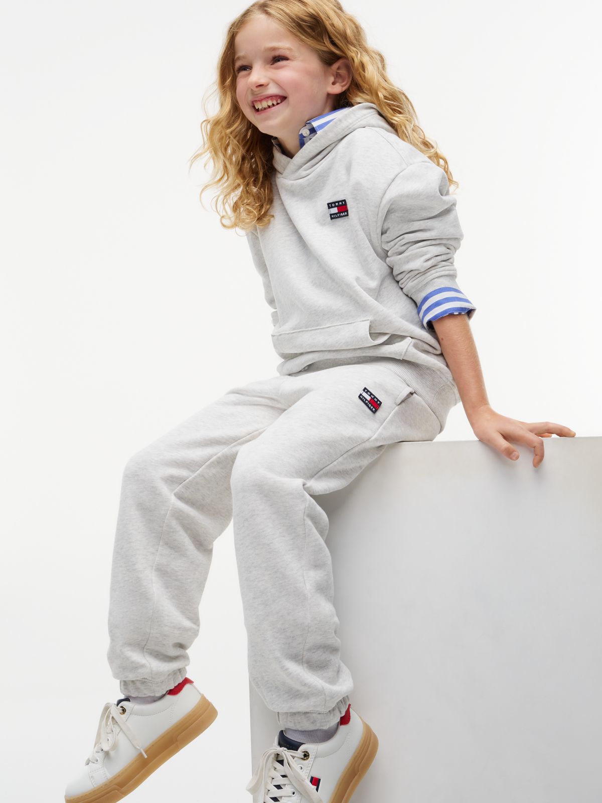Kids' Classic Badge Logo Sweatpant — Heather Grey