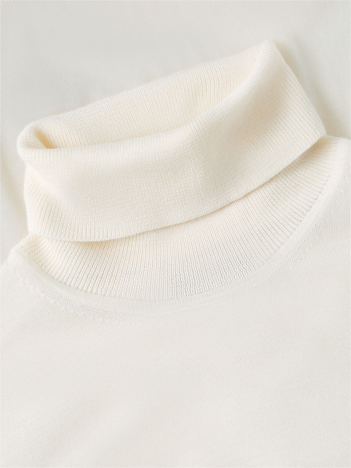 New York Label Wool Turtleneck — Ivory Petal