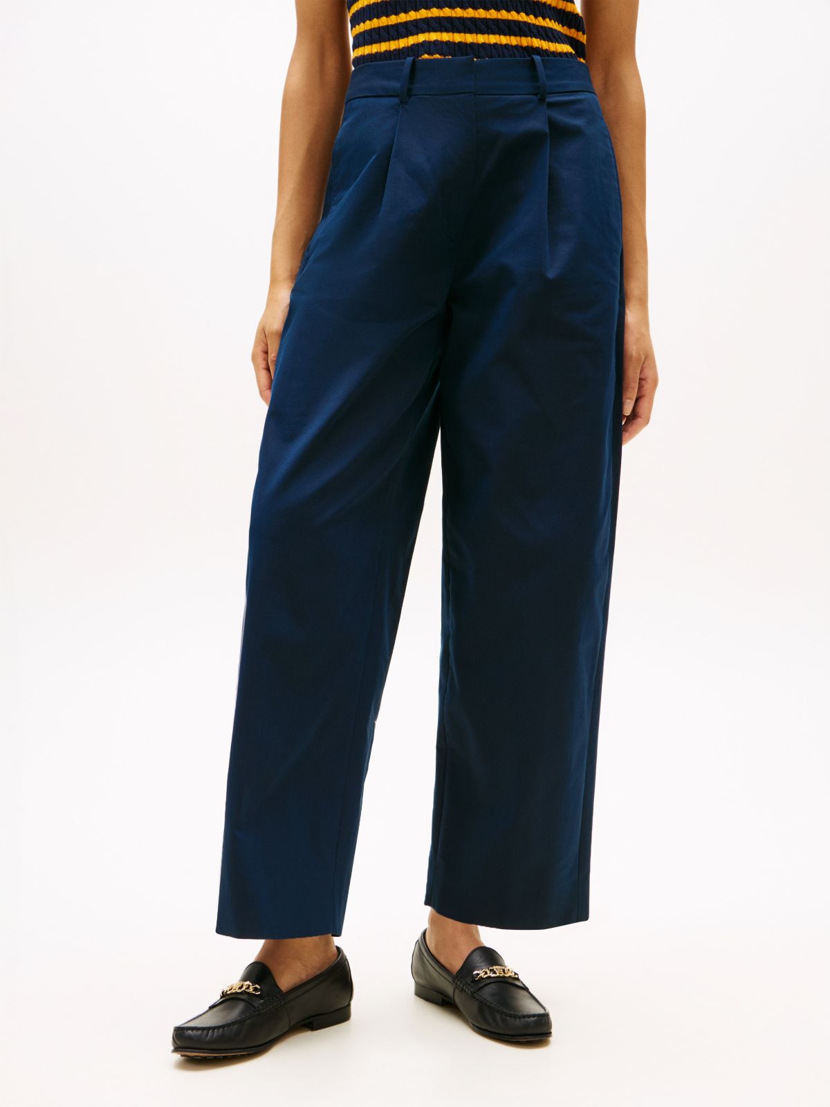 Pleated Twill Barrel Chino — Navy