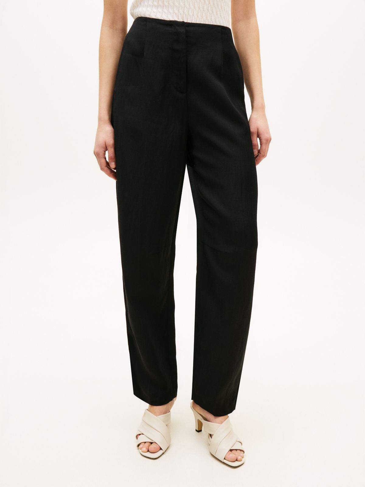 Tailored Linen-Blend Barrel Pant — Black