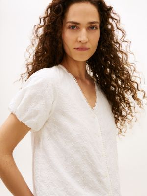 Женские рубашки Tommy Hilfiger Embroidered Eyelet V-Neck Shirt — фото 2
