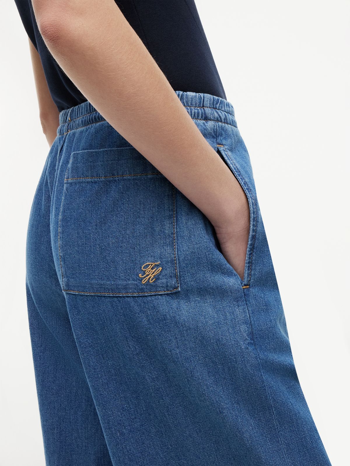 Mid-Rise Wide Leg Pull-On Jean — Blue