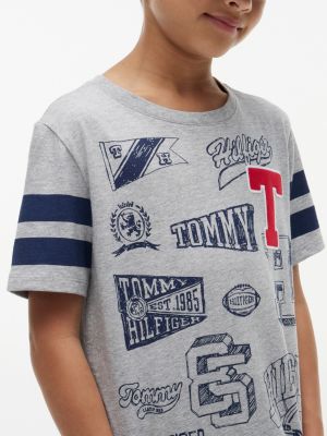 Детские футболки Tommy Hilfiger Kids' Allover Varsity Logo Mix T-Shirt — фото 3