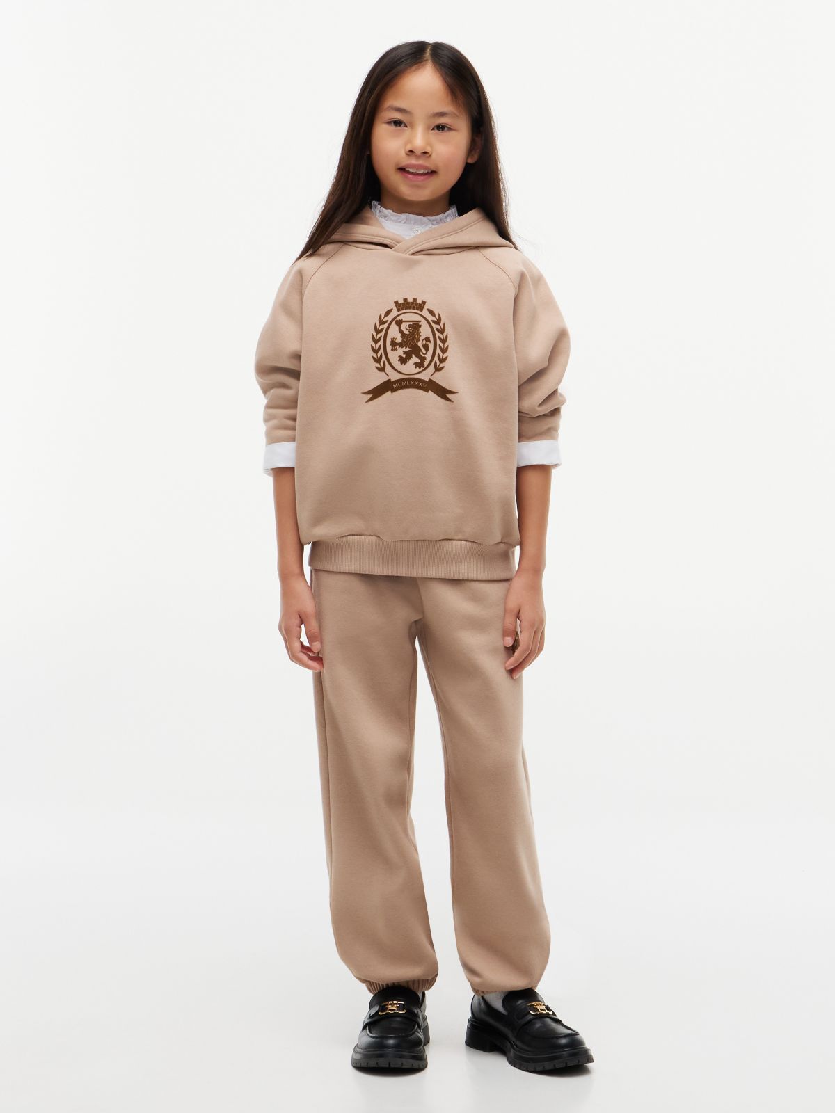 Kids' Relaxed Tonal Crest Logo Sweatpant — Malted Milk