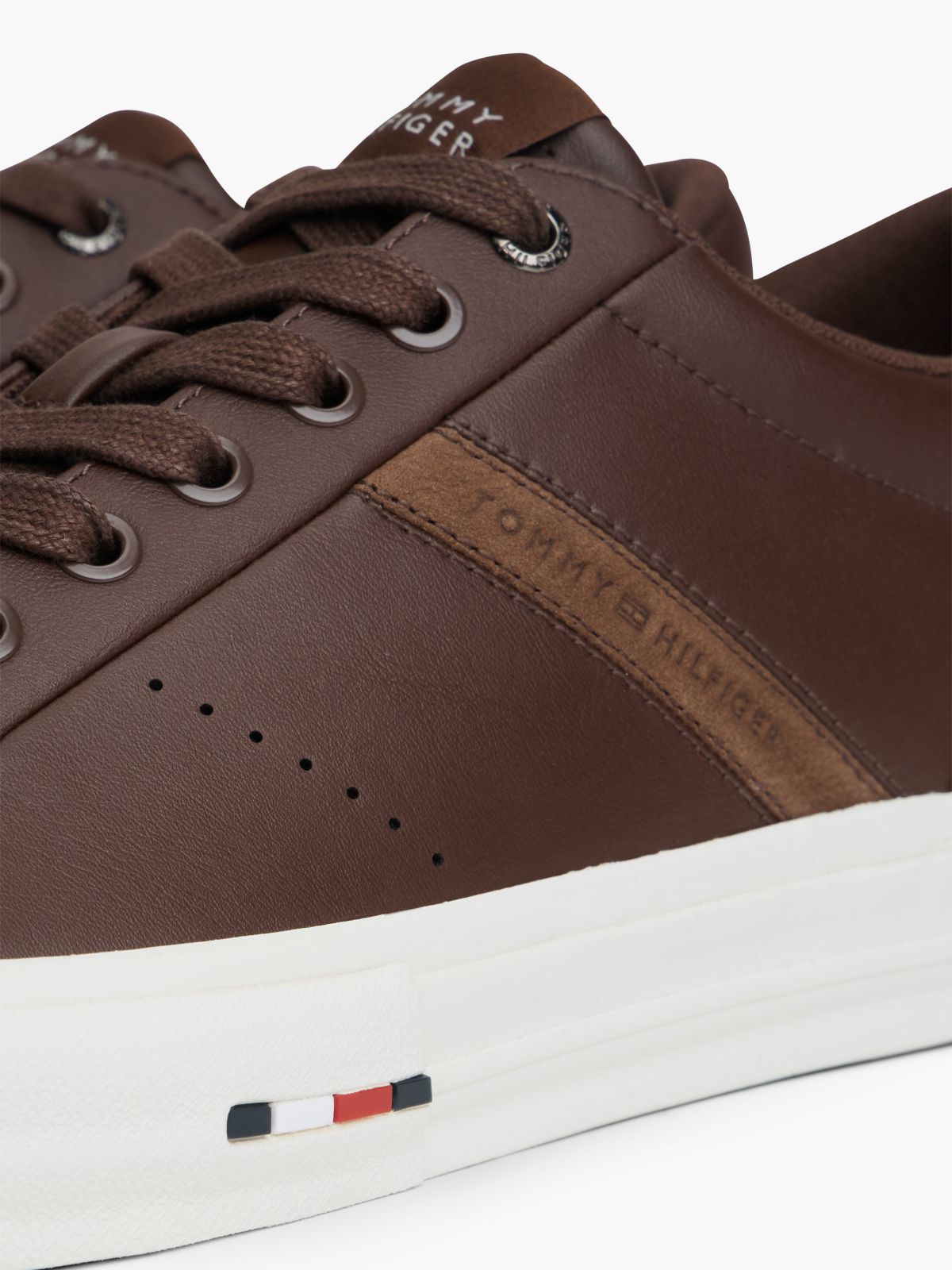 Tommy Logo Leather Sneaker — Cocoa