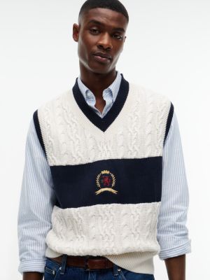 Мужской жилет Tommy Hilfiger Crest Cable Knit Cricket Sweater Vest, цвет: Слоновая кость — фото 3