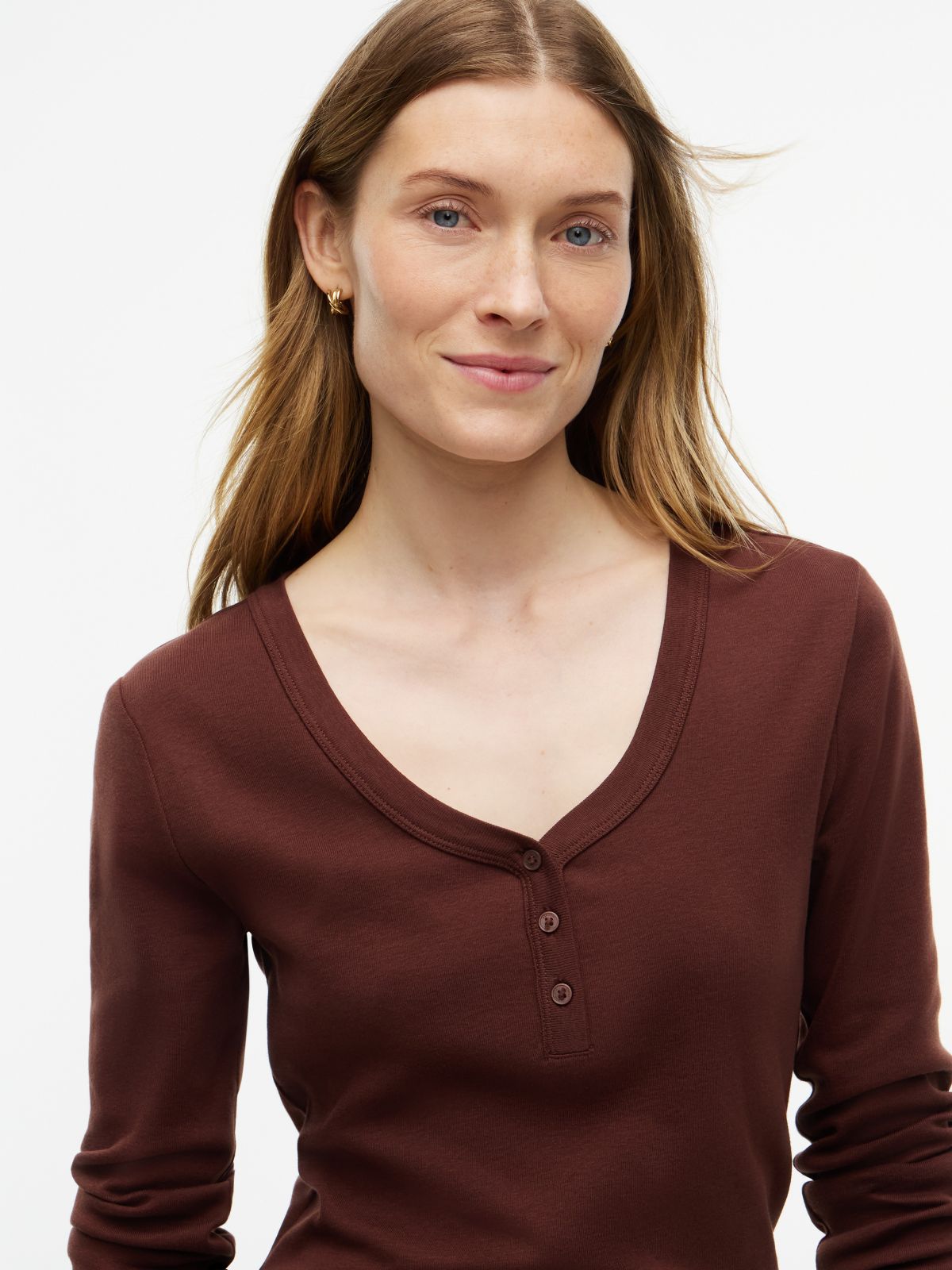 Gold-Button Rib-Knit Henley — Pure Brown